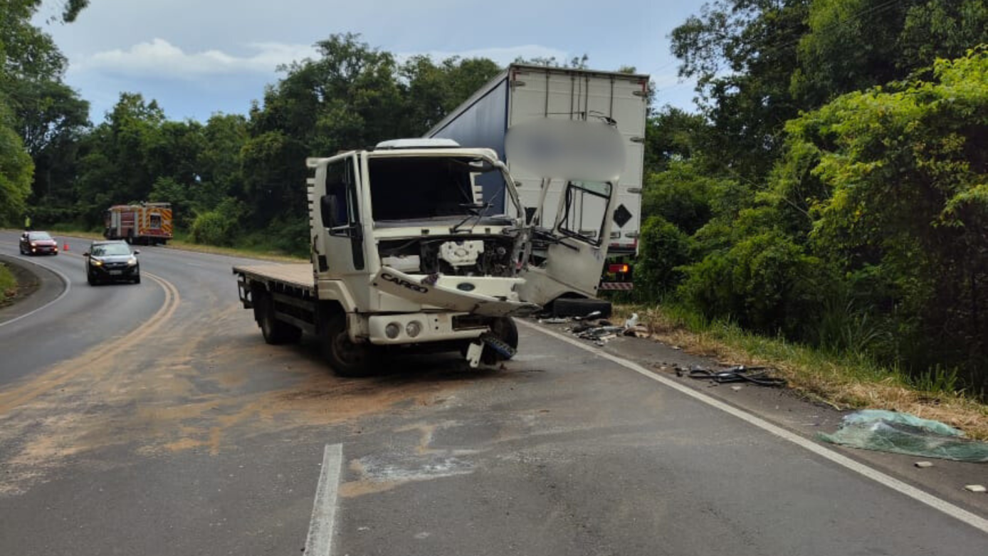 Colisão frontal entre dois caminhões deixa dois feridos na SC-157
