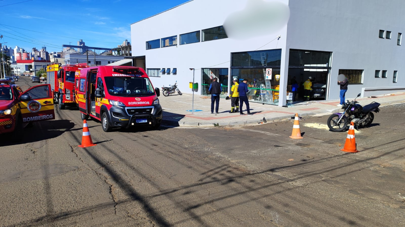 Carro invade loja após colisão com motocicleta em Chapecó