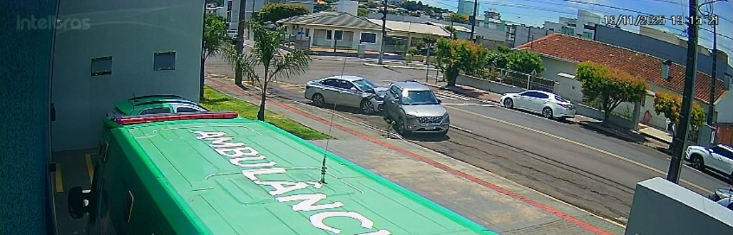 VÍDEO: menor de idade que conduzia veículo colide em carro estacionado no Centro de Xanxerê 