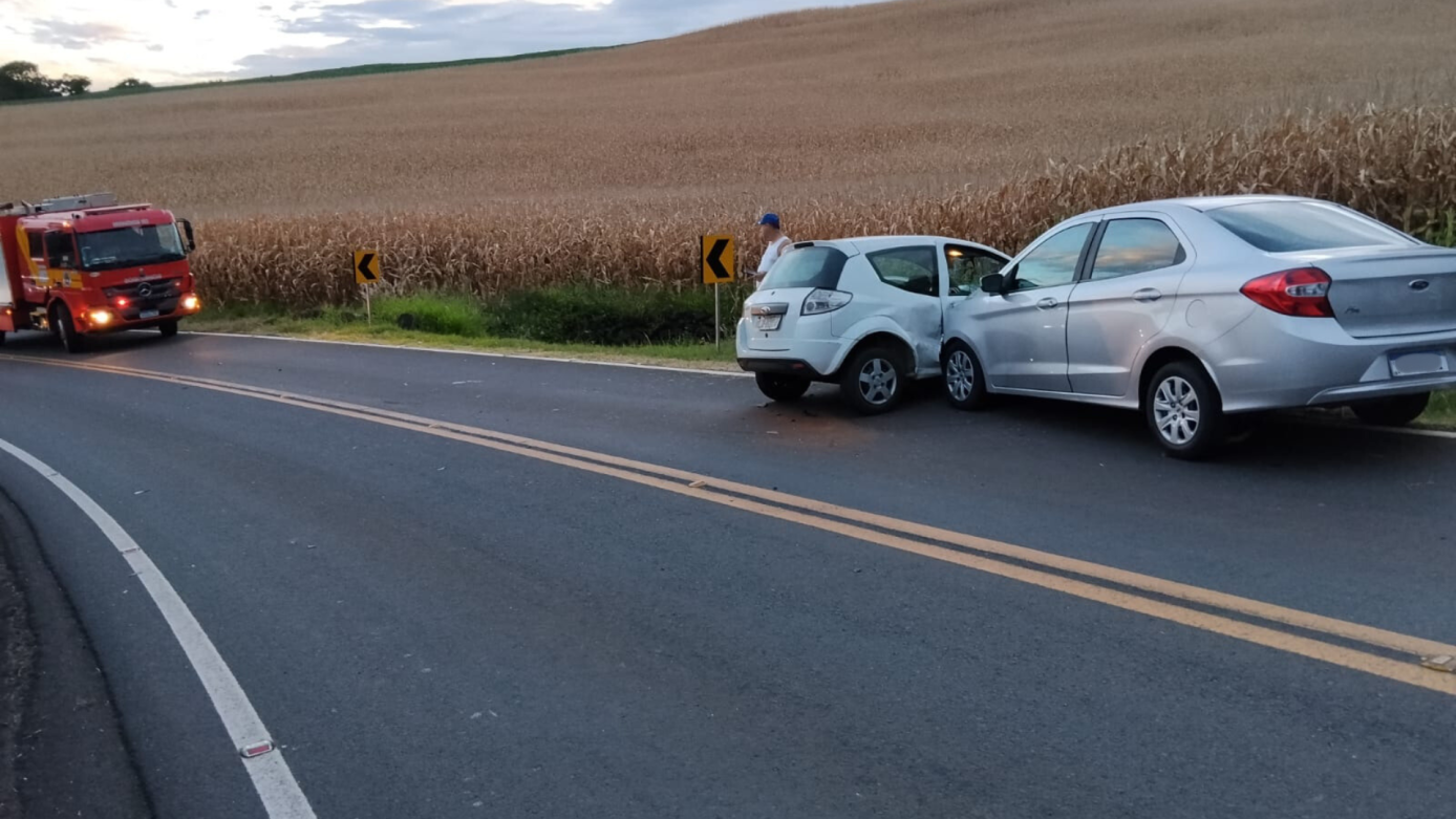 Colisão entre dois automóveis deixa feridos na SC-160
