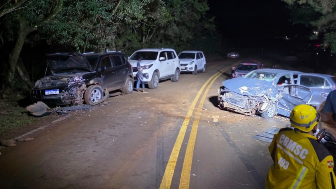 Grave acidente envolvendo quatro veículos deixa feridos no Oeste