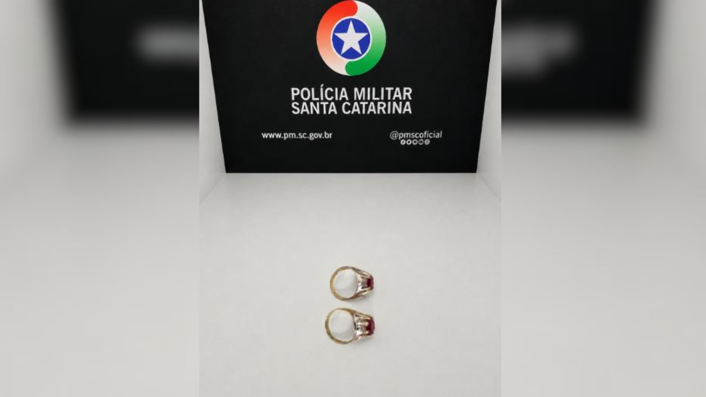 Homem é preso por suspeita de vender anéis falsos como ouro no Oeste