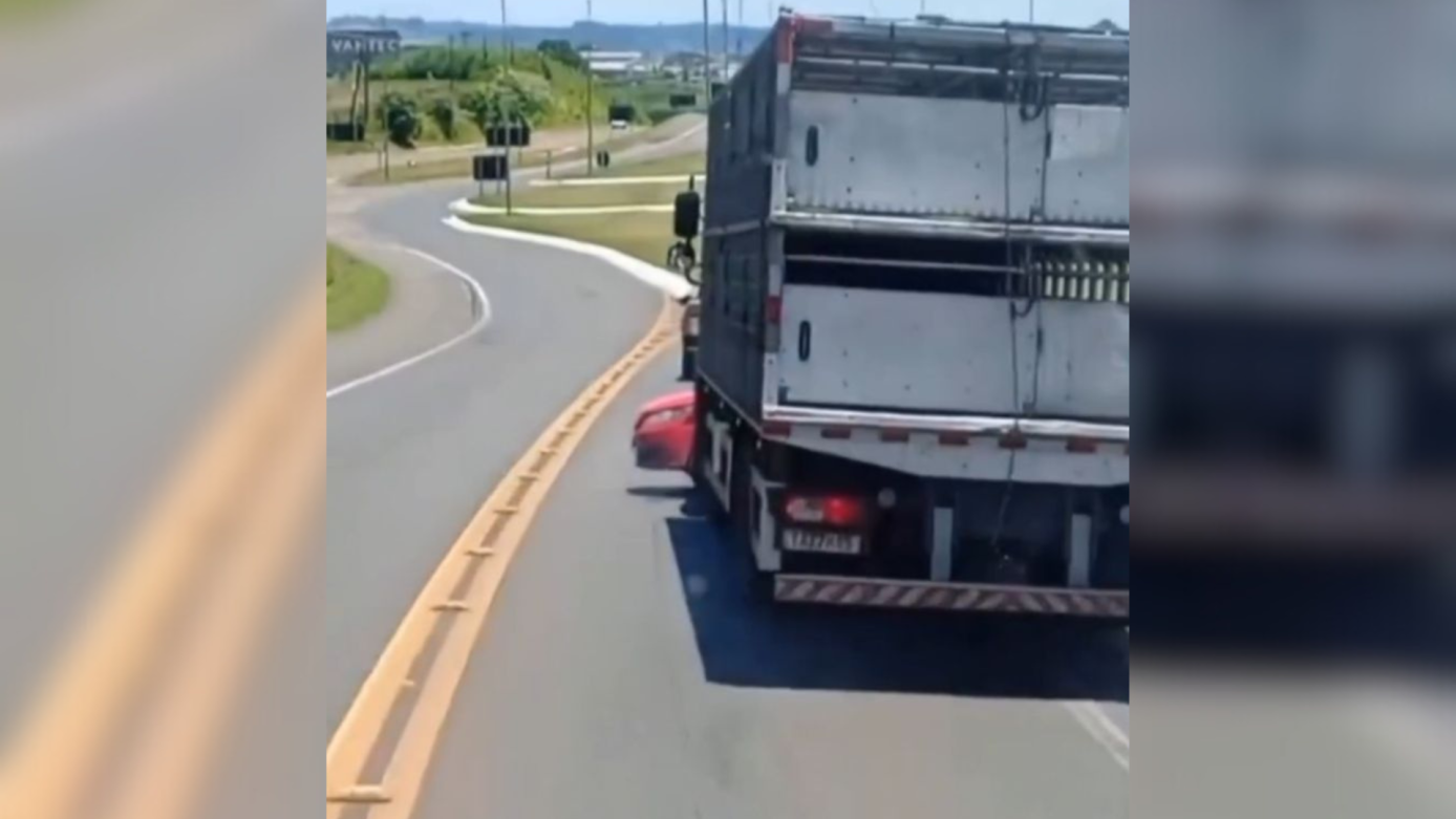 VÍDEO: caminhão arrasta carro de passeio por vários metros na BR-282, em Xanxerê 