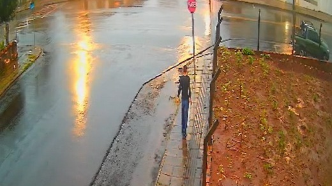 VÍDEO: Um registro de câmera de segurança mostram um homem retirando duas tampas de alumínio de uma lixeira