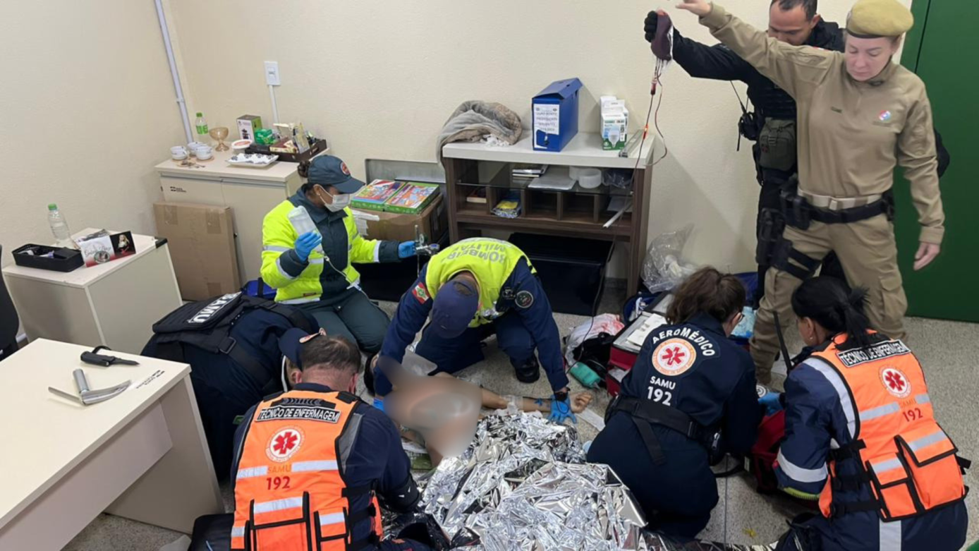 Adolescente esfaqueado em escola de Chapecó sofre parada cardíaca e é levado em estado gravíssimo ao hospital