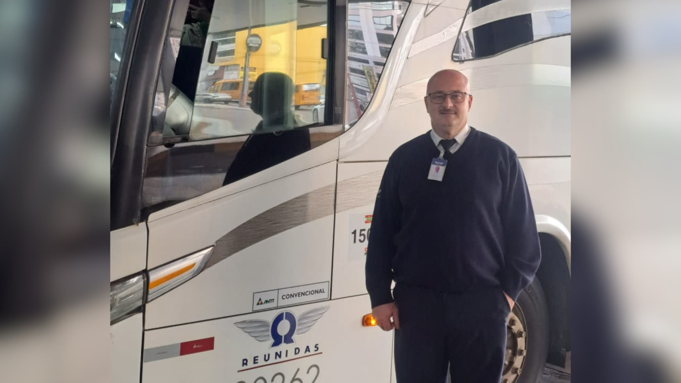 Conheça o motorista de ônibus que transforma cada viagem em uma oportunidade de fazer a diferença