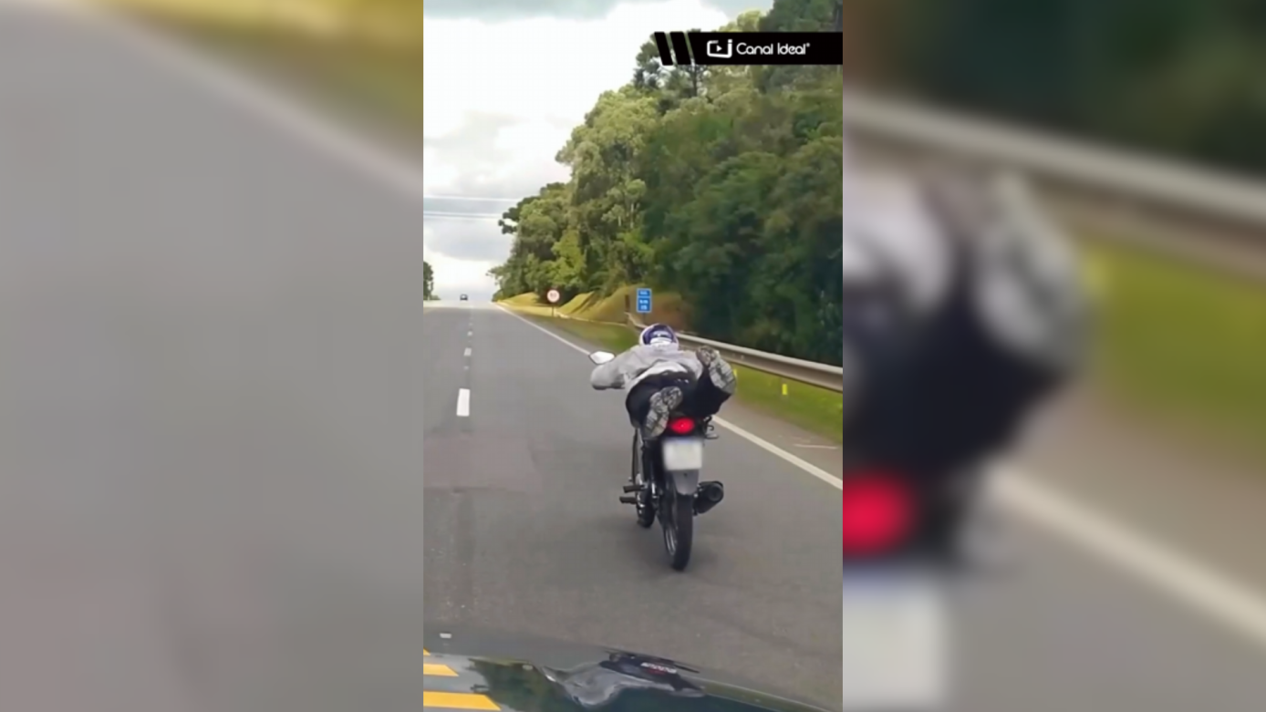 VÍDEO: Motociclista é flagrado realizando manobra perigosa