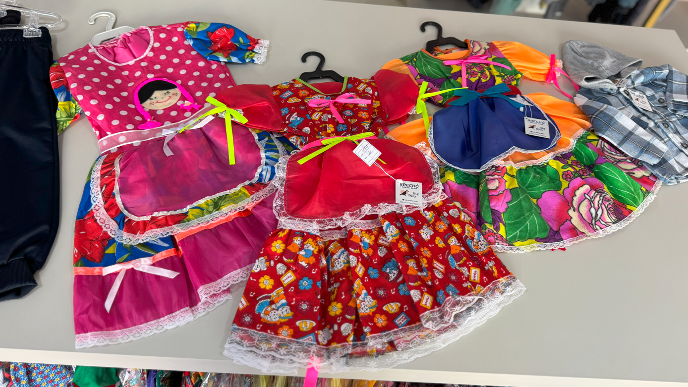 VÍDEO: Diversas opções de vestidos e trajes juninos novos no Brechó Infantil DigDjoy!