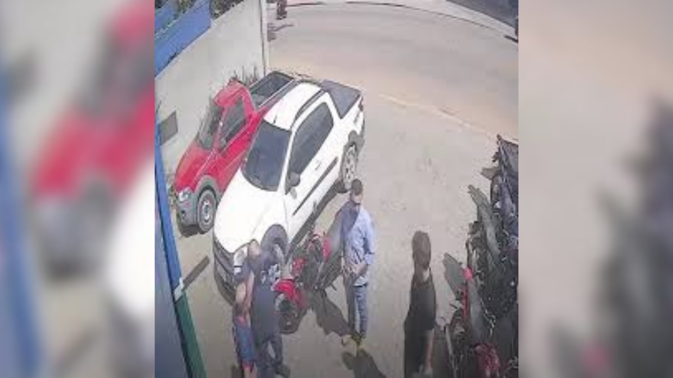 VÍDEO: Homem vai de carro a estabelecimento e volta para casa com moto de desconhecido por engano