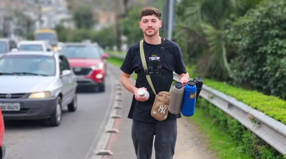 Jovem vende café em semáforo de Lages para ocupar a mente e superar vício em bets
