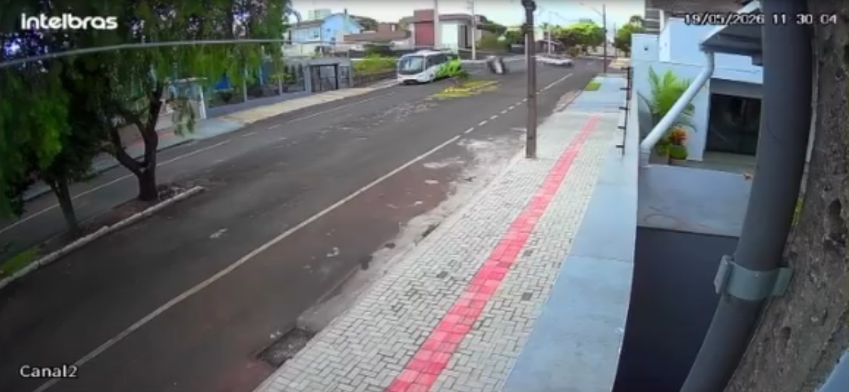 VÍDEO: Veículo da Vigilância Epidemiológica de Xanxerê capota após uma colisão registrada na manhã desta segunda-feira (19) 