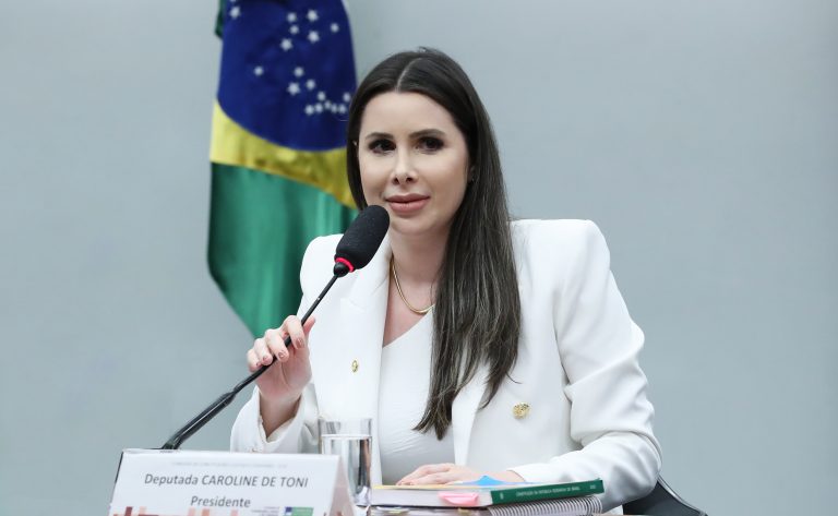 Nome da Deputada Federal Caroline De Toni é cogitado para concorrer a cadeira no Senado