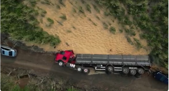 Pedestre sobrevive após ser soterrado por quase 40 toneladas de milho, no Paraná; carreta envolvida no acidente é de Xanxerê