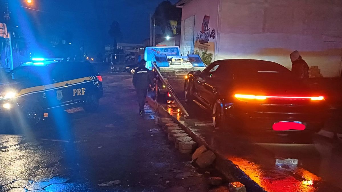 Veículo de luxo avaliado em R$ 650 mil é apreendido com mais de R$ 30 mil em licenciamento atrasado, em SC