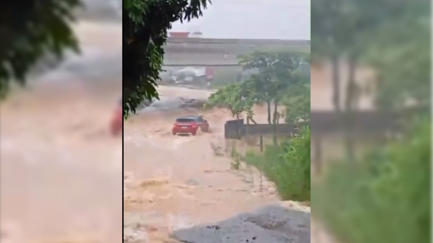 VÍDEO: casal e bebê de um ano morrem após carro da família ser arrastado por enxurrada em SC