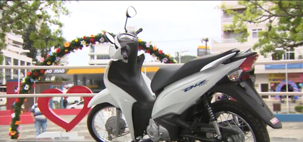 Uma Honda Biz está exposta na praça do município, localizada no litoral catarinense. Foto: Reprodução/Redes Sociais