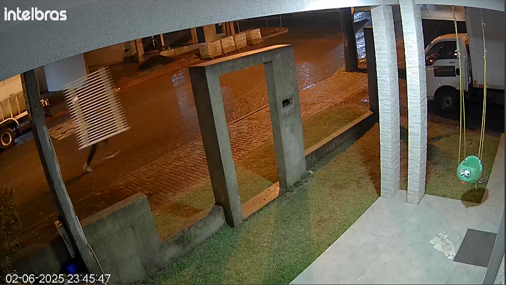 VÍDEO: criminoso é flagrado fugindo com portão de metal nas costas em Xanxerê
