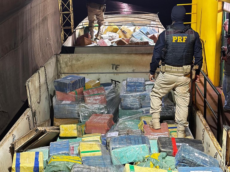 Motorista de Xanxerê é detido com mais de 17 toneladas de maconha escondida em carga de milho