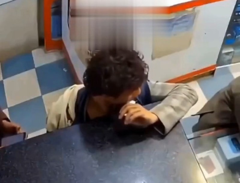 VÍDEO: Homem morde bateria de celular e explosão provoca pânico em comércio