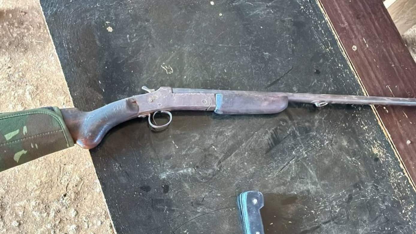 Homem é preso por posse irregular de arma de fogo após denúncia de ameaça 