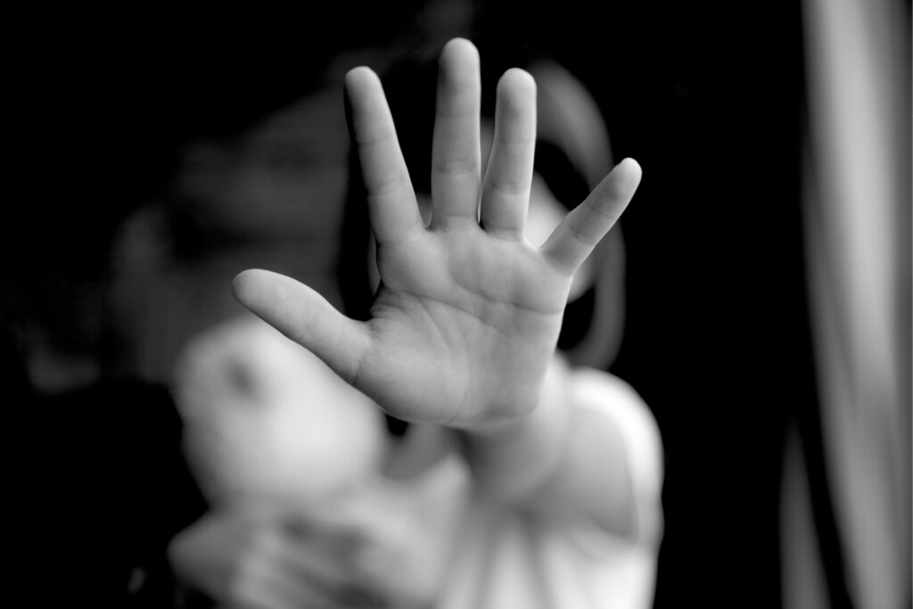 Adolescente de 14 anos revela abusos e companheiro da avó é preso em Chapecó