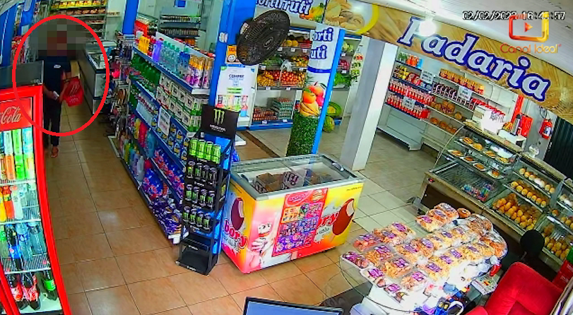 VÍDEO: Câmera de segurança flagra momento que homem coloca produtos dentro da calça em supermercado de Xanxerê