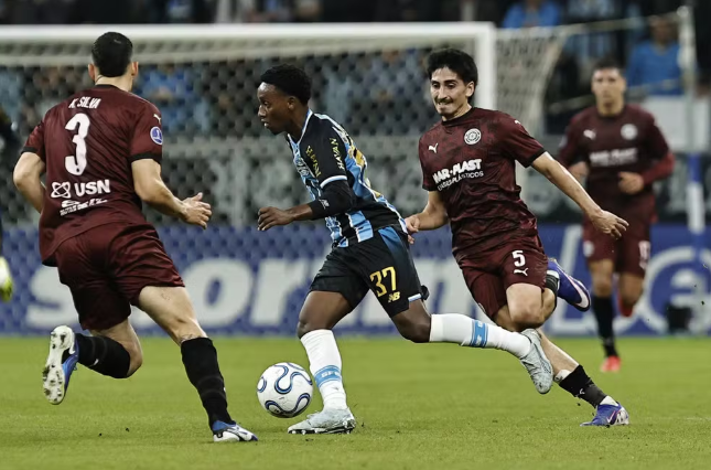 Grêmio empata na Arena, Flamengo goleia e Santos avança na Sul-Americana