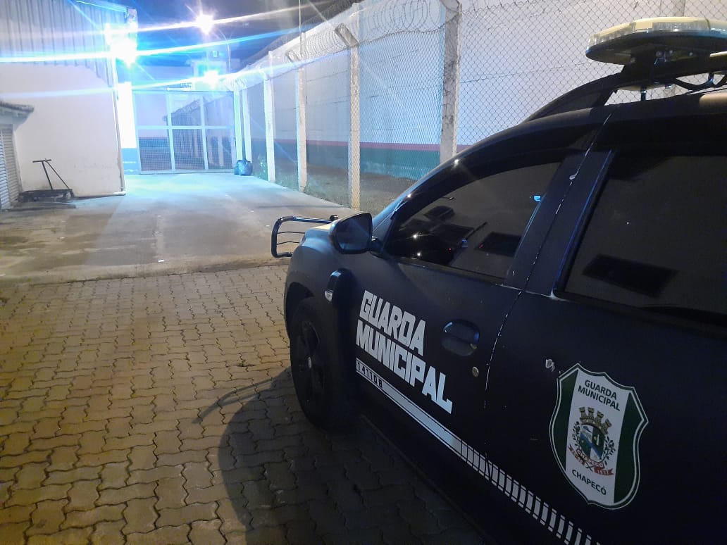 DJ com mandado de prisão ativo é preso durante fiscalização no Centro de Chapecó