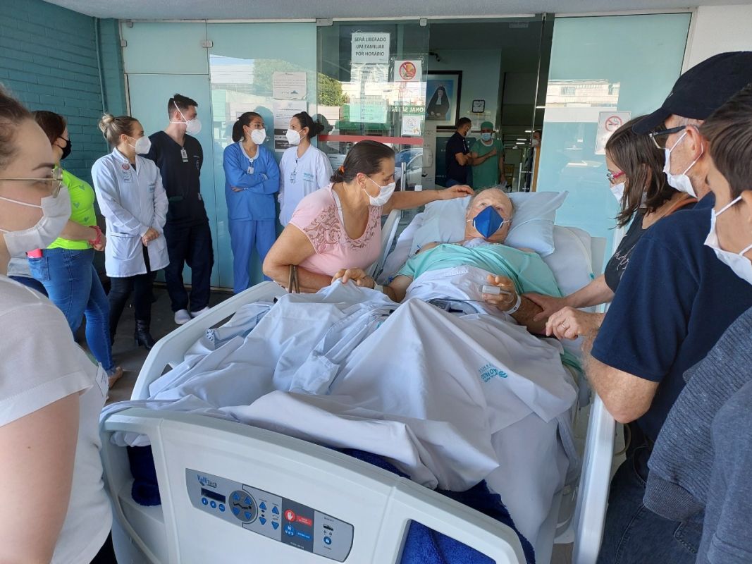 Paciente internado na UTI recebeu a família na porta do hospital