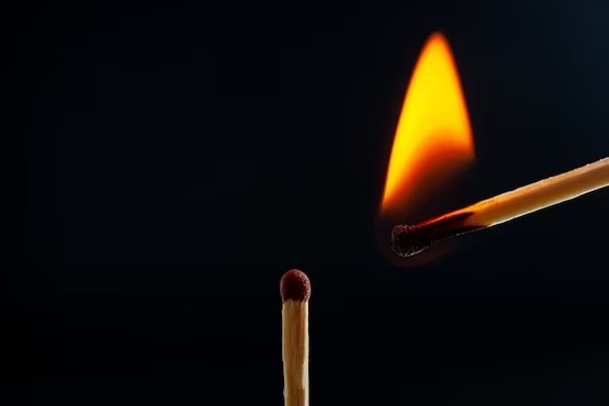 Homem que ateou fogo em edifício ao atirar fósforos acesos por duto de ar é condenado