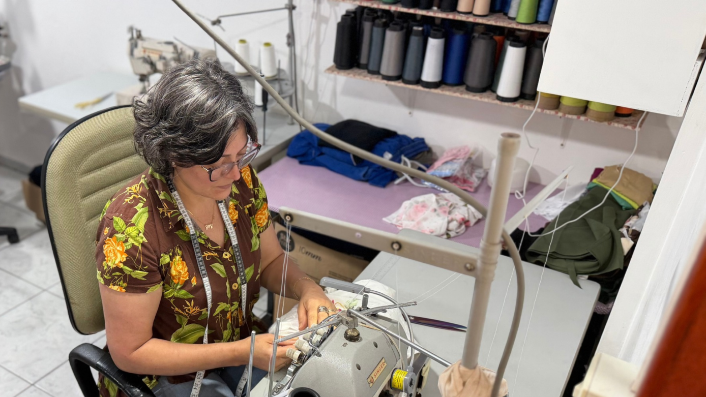 VÍDEO: Entre linhas, tecidos e máquinas, Janete transforma sua experiência em roupas, uniformes empresariais e escolares
