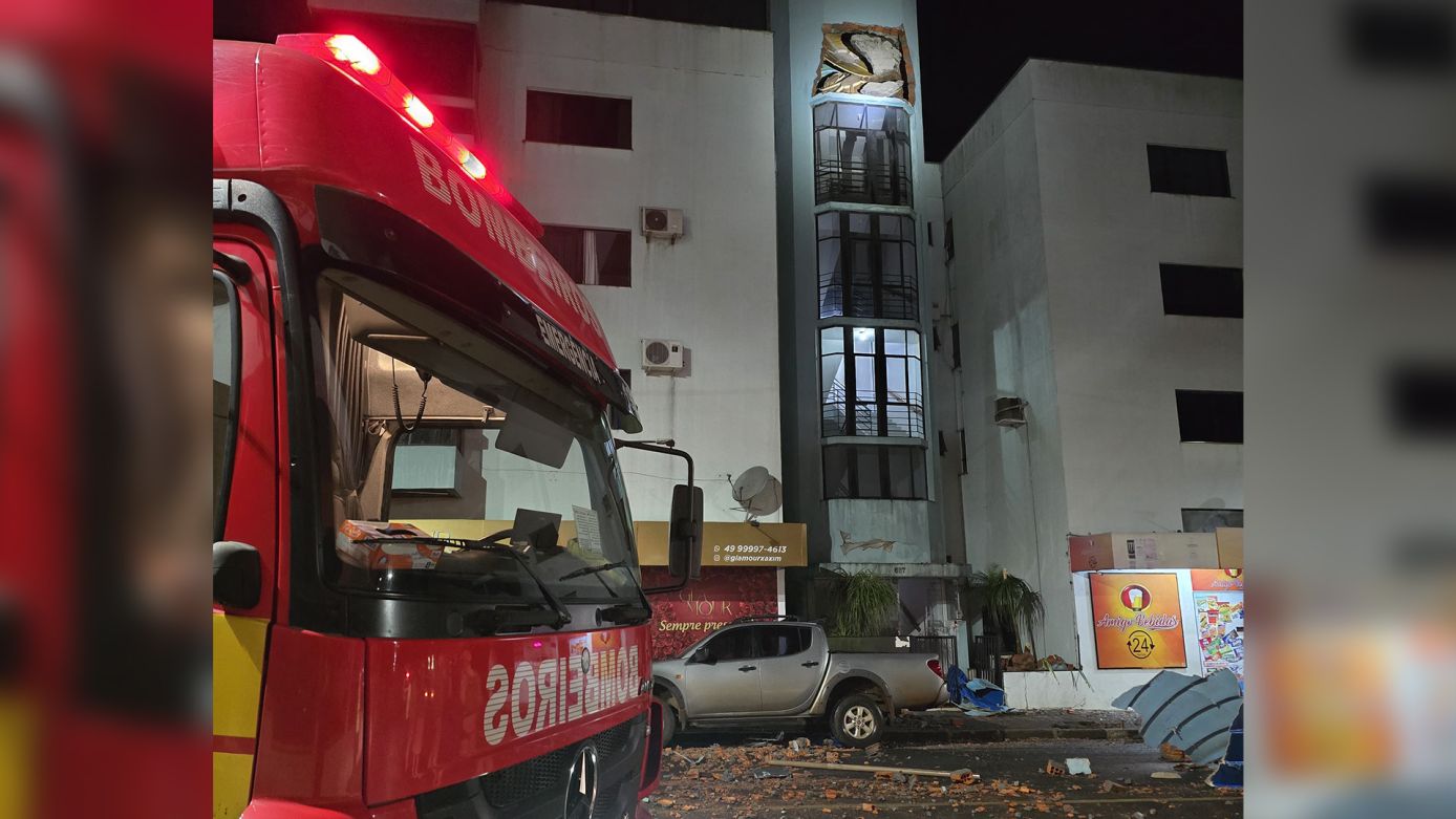 VÍDEO: laje onde ficava caixa d’água de prédio despenca no centro de Xaxim