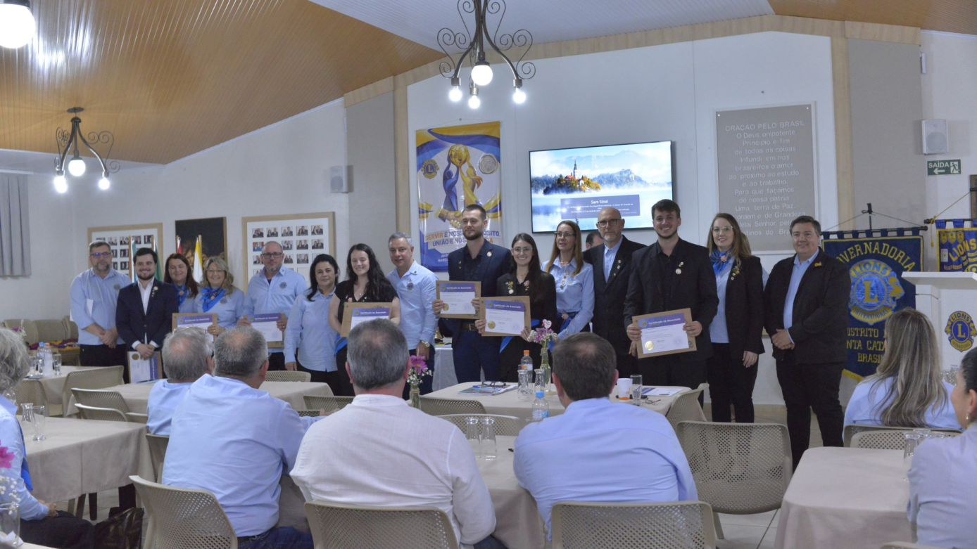 Lions Clube de Xaxim entrega R$ 40 mil à Rede Feminina e empossa novos associados