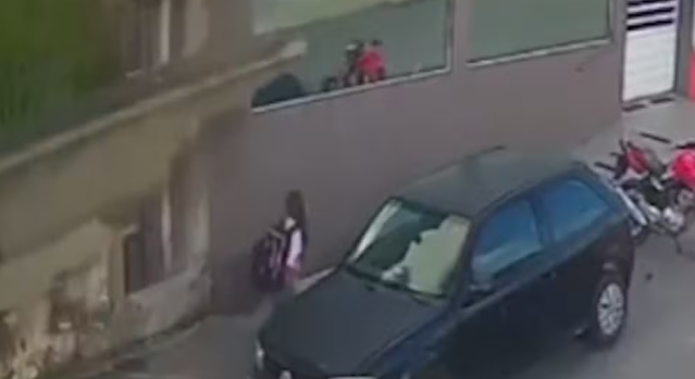 VÍDEO: Menina escapa por segundos de muro que desabou em calçada