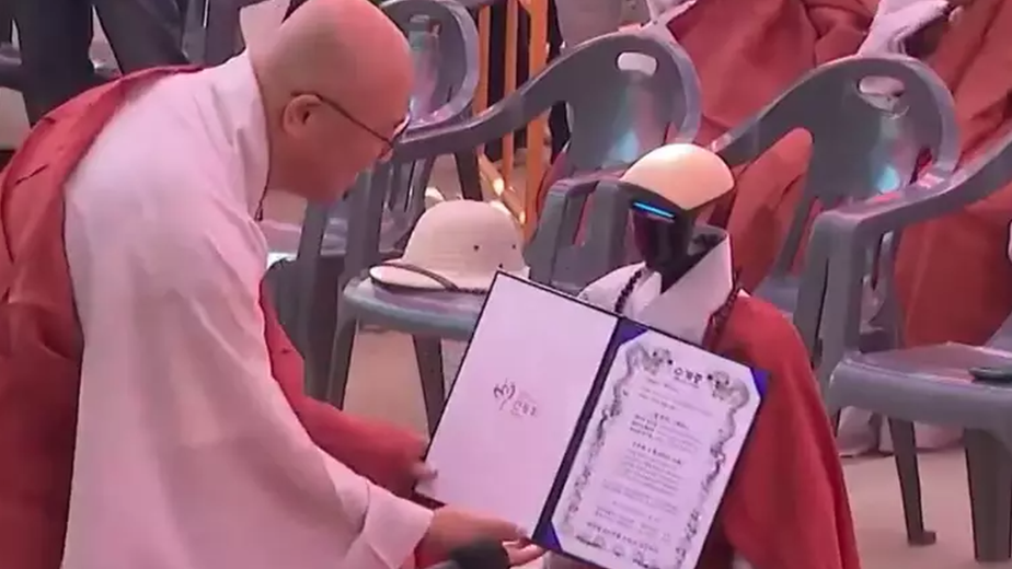 VÍDEO: Robô humanoide estreia como monge budista em templo da Coreia do Sul