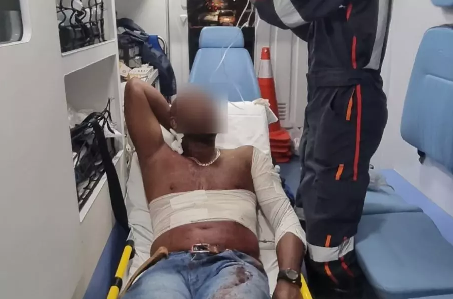 “Me esfaqueou porque sou muito bonito”, diz homem após levar sete facadas de marido enciumado