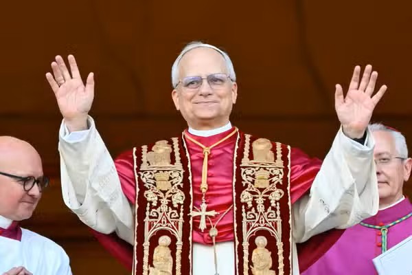 Papa Leão XIV apresenta melhora após cirurgia no pulmão e retoma atividades no hospital