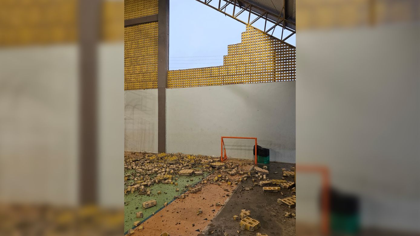 Seis crianças ficam feridas após vento derrubar parte de parede de ginásio no Oeste