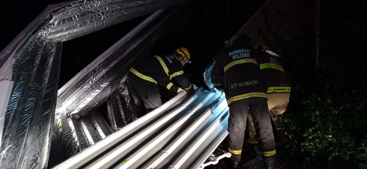Houve o deslocamento de uma banda de nebulosidade com significativo desenvolvimento vertical. Foto: Corpo de Bombeiros 