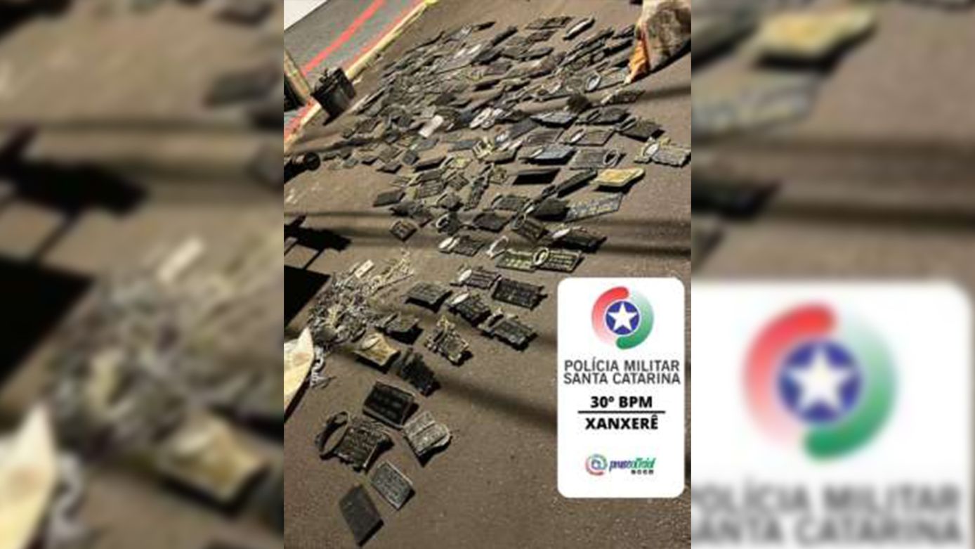 Três pessoas são detidas em Xanxerê com placas de bronze furtadas de cemitérios