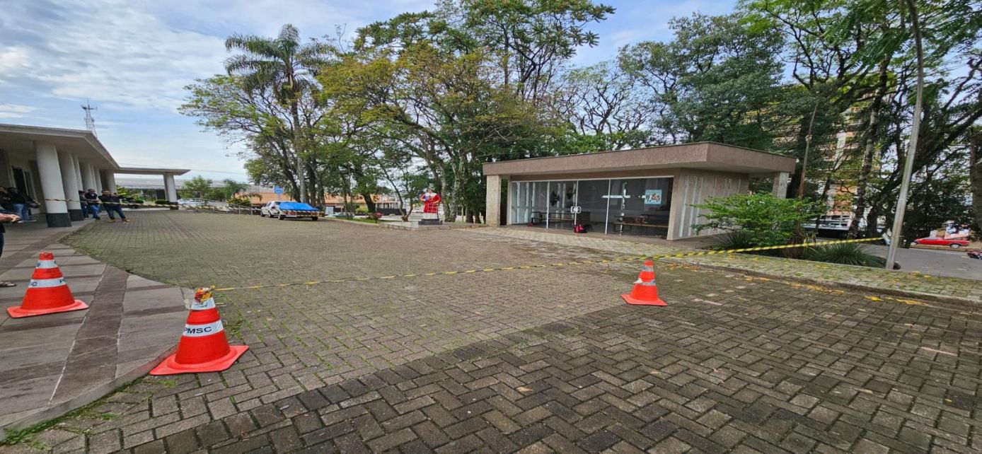 Homem é morto e mulher fica gravemente ferida em ataque dentro de capela no Oeste; suspeito foi preso