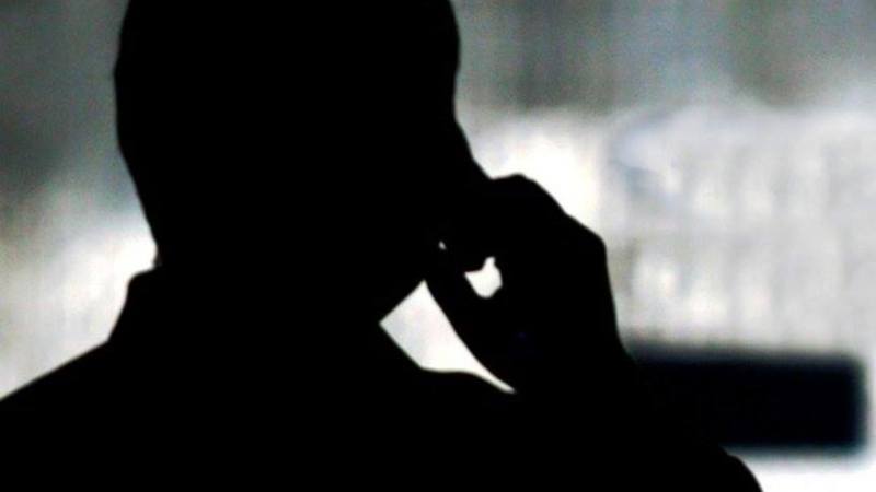 Idoso perde mais de R$ 50 mil após cair em golpe por telefone