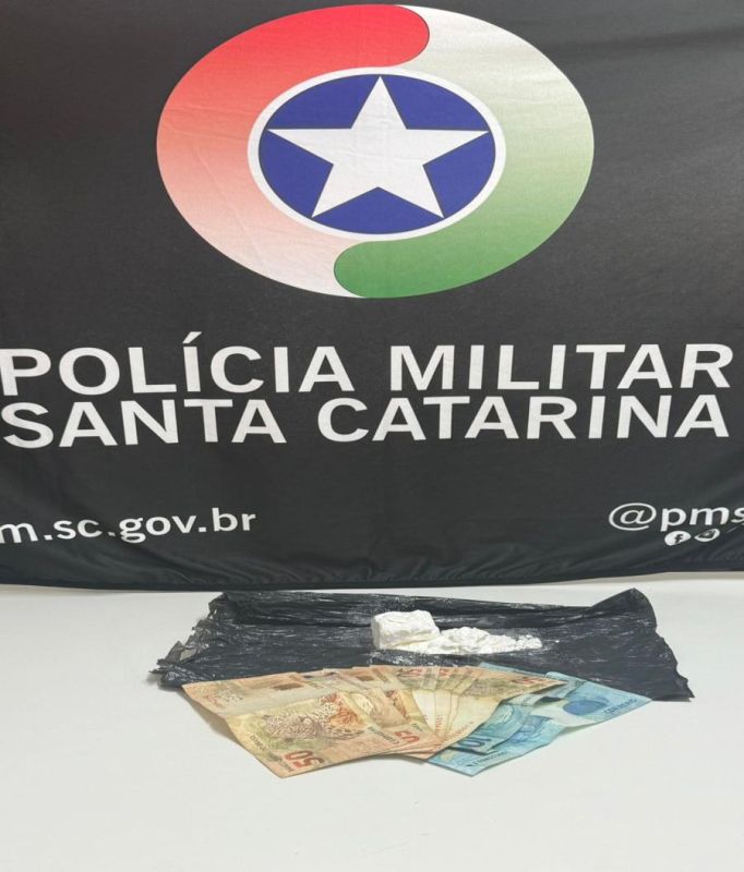 PM é acionada para atender briga de casal e mulher acaba detida por tráfico de drogas, em Xanxerê