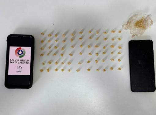 PM prende quatro pessoas e apreende drogas em diferentes ocorrências em Chapecó