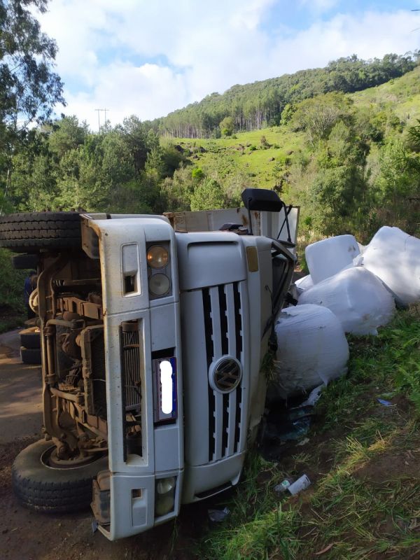 Motorista Fica Preso às Ferragens Após Tombar Caminhão Em Passos Maia