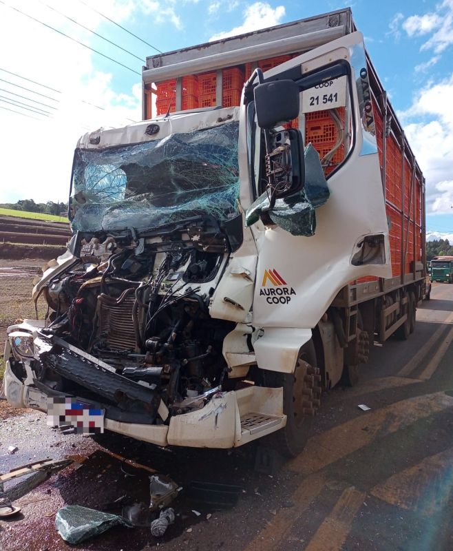 Motorista fica preso nas ferragens após colisão entre caminhão e carreta na SC-480, em Xanxerê
