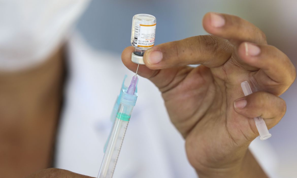 Crianças que receberam vacina de adulto devem ser monitoradas, diz Pfizer