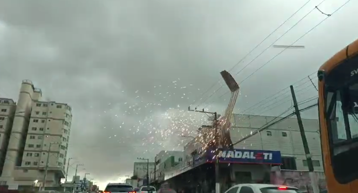 VÍDEO: Força do vento durante o temporal arranca estrutura de zinco em Chapecó nesta quinta-feira (8)